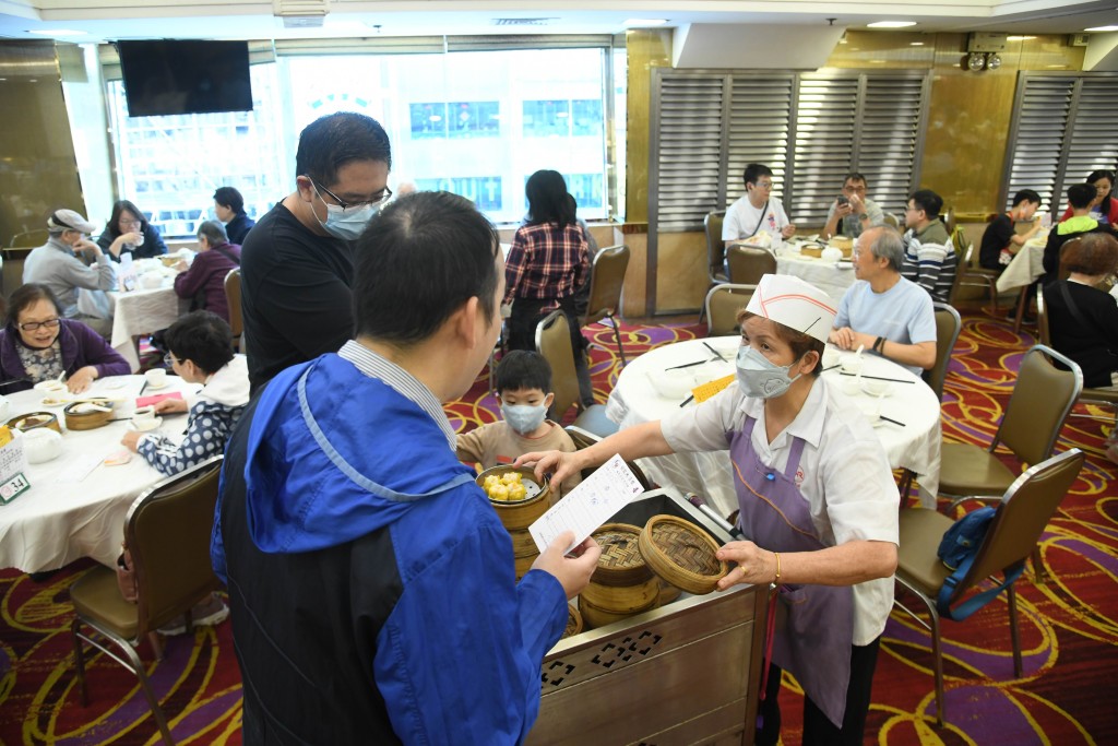 目前部分行業的確欠缺人手，需要精準輸入外勞。資料圖片