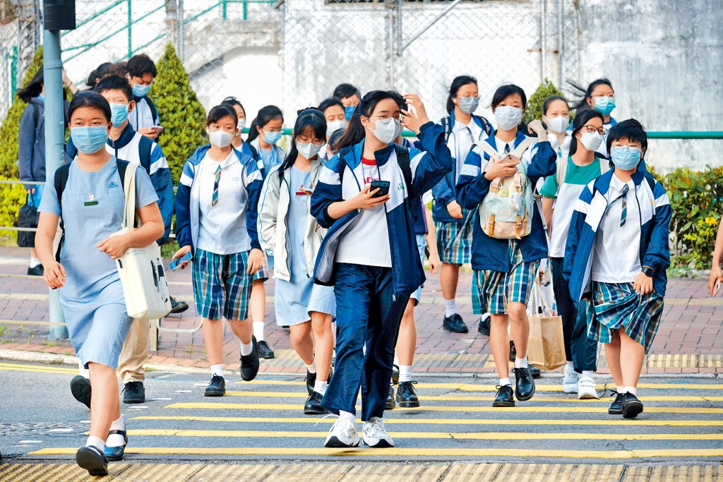 蔡若蓮表示,學齡人口下降是結構性問題,教育局一直與辦學團體及早商討,強調不會主動「殺校」。