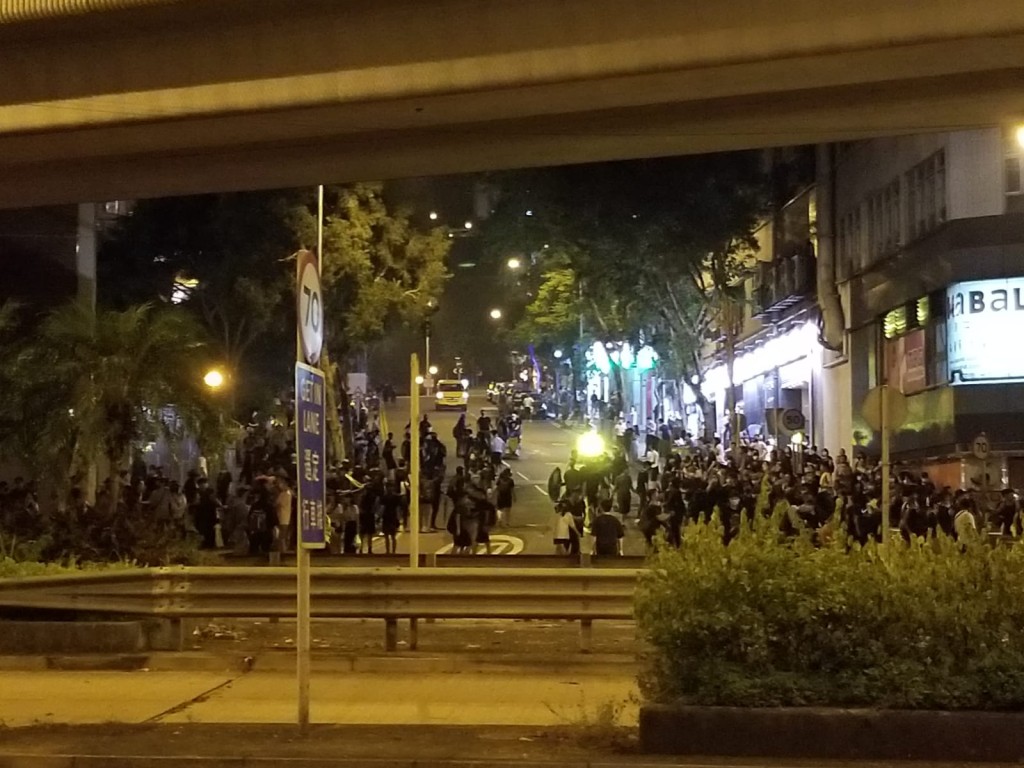 觀塘道示威者設置路障。