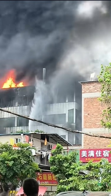 福建泉州晉江市一間鞋廠房今日（9日）中午發生火警。