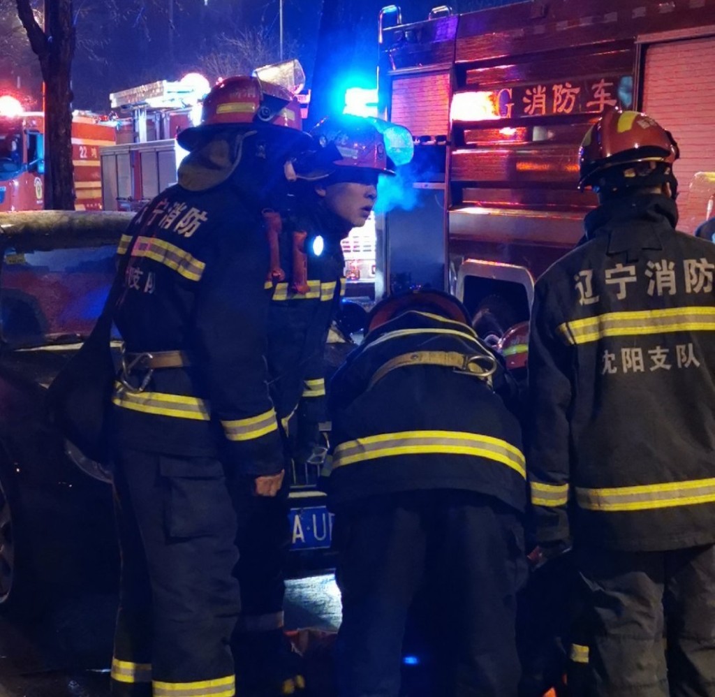 消防員到場救火。網上圖片
