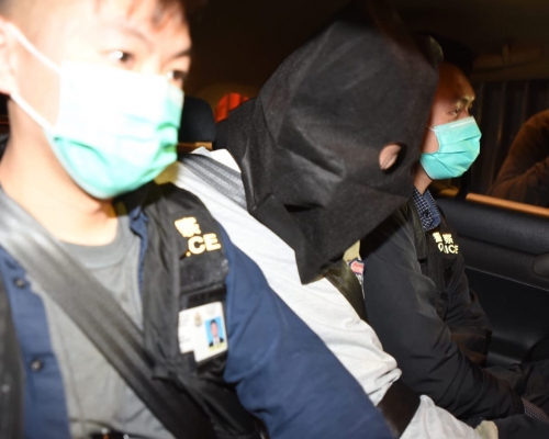 其中一名男子被捕。