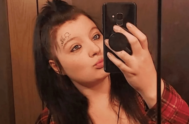 懷胎38週的22歲女子麗貝卡(Rebekah)遭其親生母親及繼父誘騙至森林殺害,兩人更涉嫌將她腹中胎兒剖出,導致母子雙亡。死者社交媒體 懷胎38週的22歲女子麗貝卡(Rebekah)遭其親生母親及繼父誘騙至森林殺害,兩人更涉嫌將她腹中胎兒剖出,導致母子雙亡。死者社交媒體