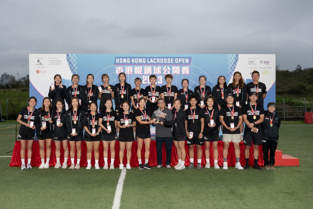 中国香港棍网球总会总干事黎振国先颁发女子组冠军奖杯予中国香港代表队。 公关图片