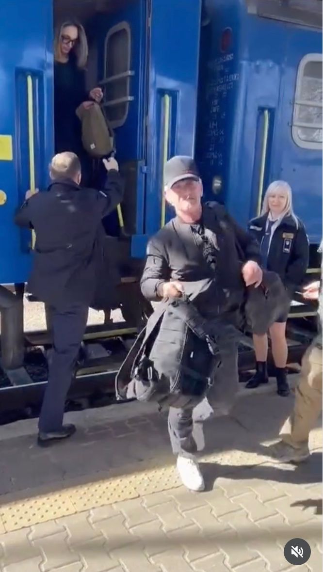 烏克蘭鐵路公司分享辛潘下火車的片段，並寫上：「辛潘選擇了烏克蘭而不是奧斯卡。」