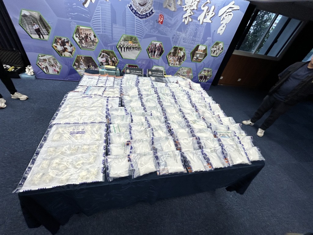 警方展示案中檢獲的氯胺酮及可卡因。曾志恆攝 警方展示案中檢獲的氯胺酮及可卡因。曾志恆攝