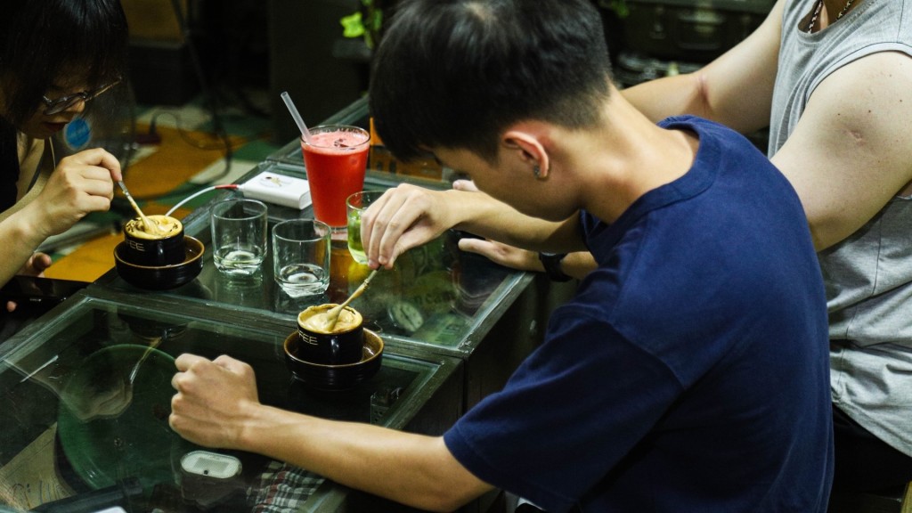 顾客在河内的一家咖啡店品尝鸡蛋咖啡。 新华社