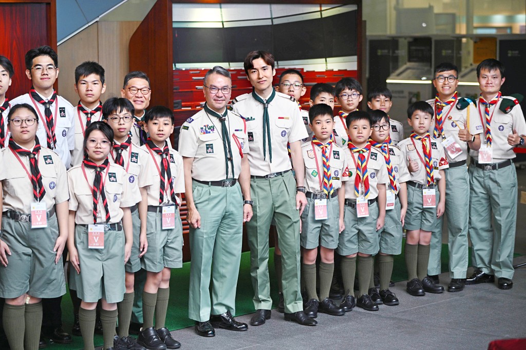香港童軍總會總監黎偉生，與星島新聞集團主席兼童軍總會執行委員會主席蔡加讚，率領童軍走進立法會，認識特區政制和立法會運作。
