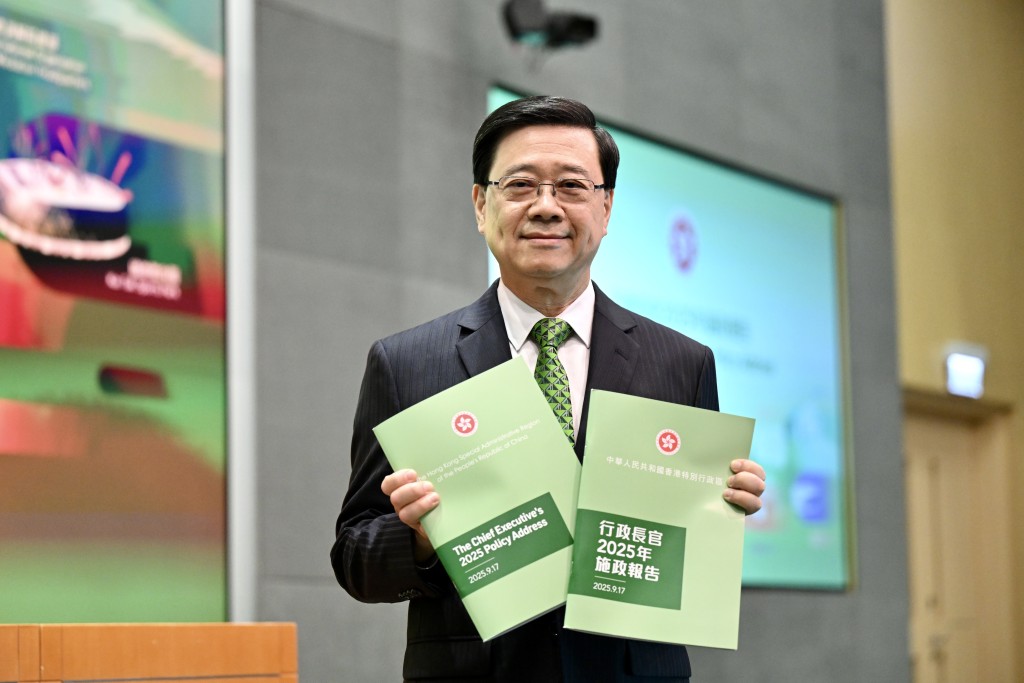 新一份《施政報告》宣布建立「部門首長責任制」。 新一份《施政報告》宣布建立「部門首長責任制」。