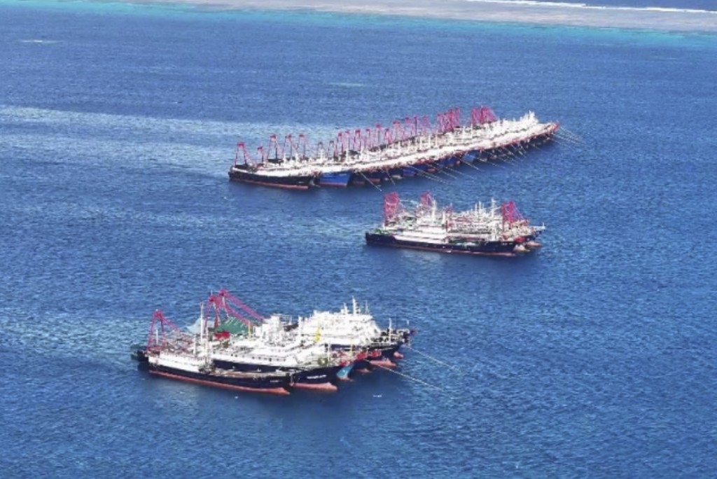 菲律賓海岸警衛隊提供照片中，疑似中國民兵船隻於12月2日在有爭議的南中國海停留。 美聯社