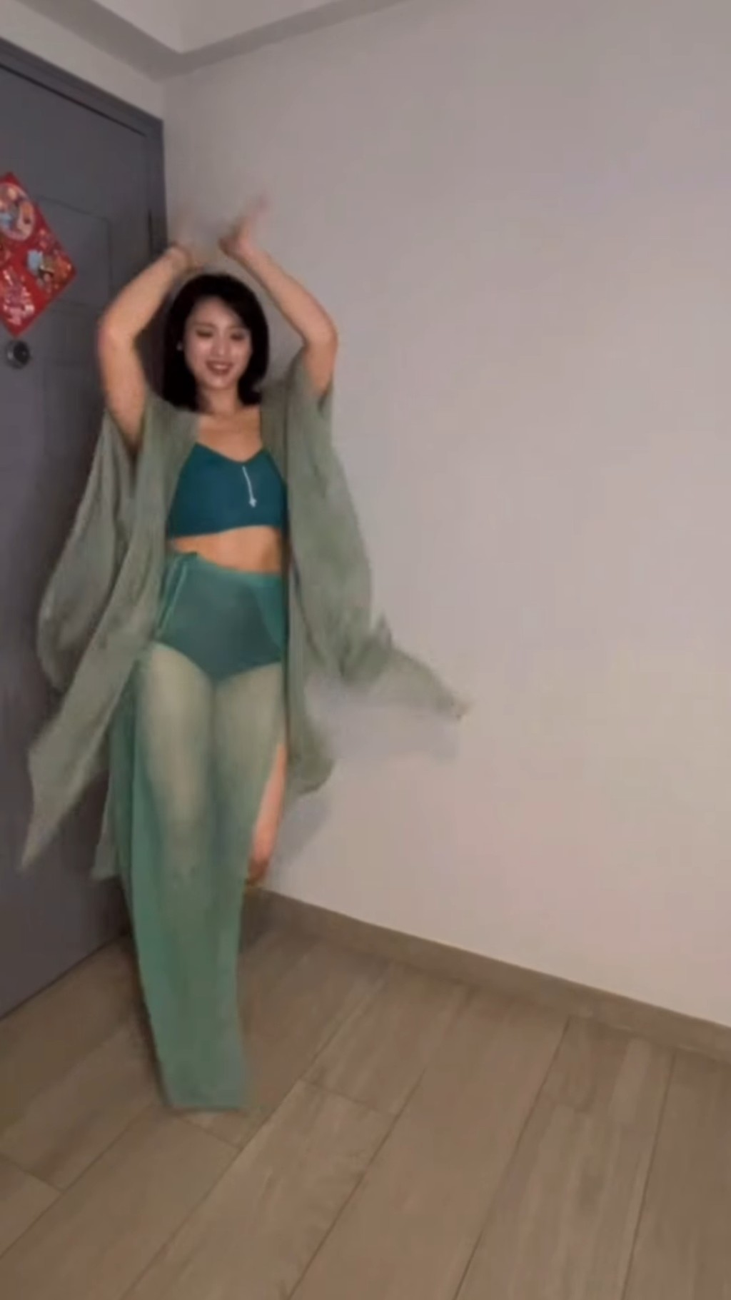林佑蔚不停扭動身軀跳上跳落。 ​  ​