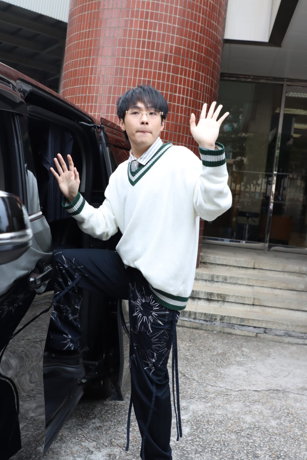Ian上車離開。