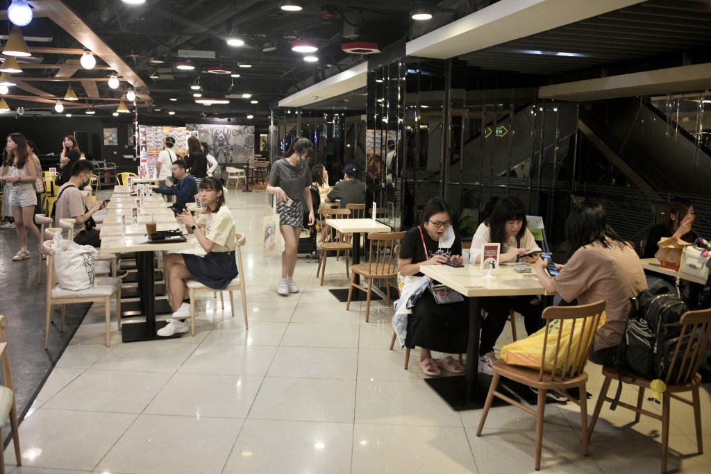 九龍國際展貿中心的食肆生意不俗。陳浩元攝
