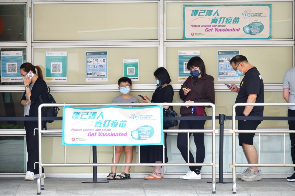 政府宣布接种两针新冠疫苗的特定群组人士，可开始申请打第三针。资料图片