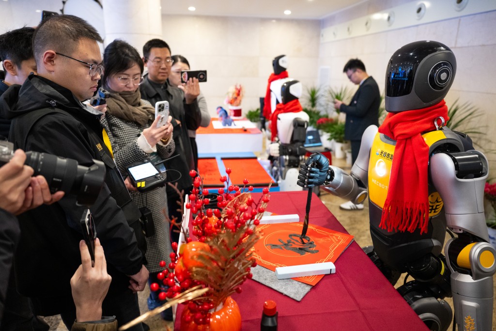 中國科學院科技戰略諮詢研究院院長潘教峰認為在AI革命下，高度標準化的崗位會銳減。新華社