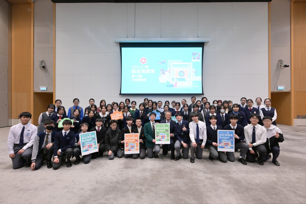 陈茂波上周与一班中学生会面，聆听他们对新一份《财政预算案》的意见。陈茂波网志图片