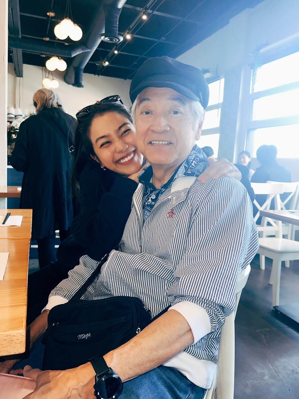 女儿姜丽文从后拥抱爸爸,父女情深,秦沛脸上挂著幸福的笑容,场面温馨。 女儿姜丽文从后拥抱爸爸,父女情深,秦沛脸上挂著幸福的笑容,场面温馨。