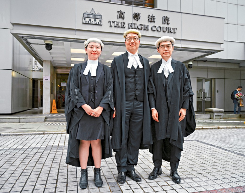 律政司司長林定國（中）恭賀律政司副刑事檢控專員周天行（右）與高級檢控官林曉敏（左）獲批大律師資格。