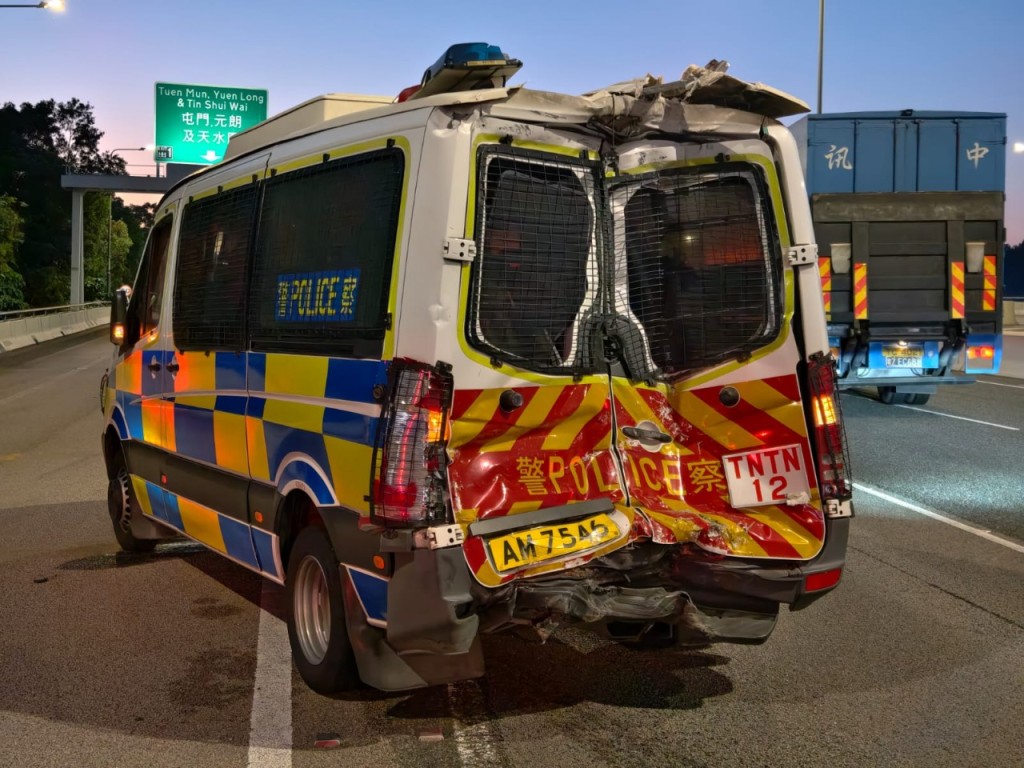 被撞警車。 被撞警車。