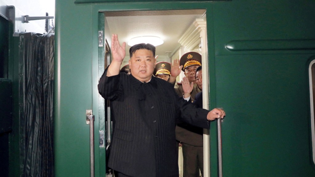 金正恩乘防彈專列到俄國訪問六天後,18日再乘專列離開。路透社
