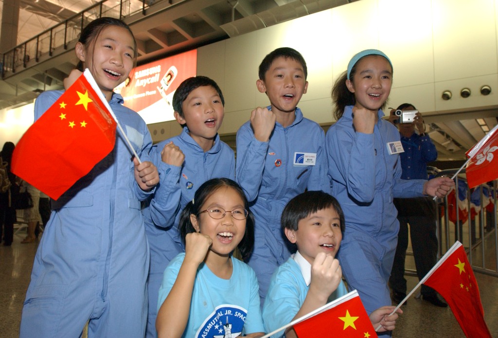 麦明诗（后排右）曾参加美国小太空人训练计划，并献花给中国首飞航天员杨利伟。