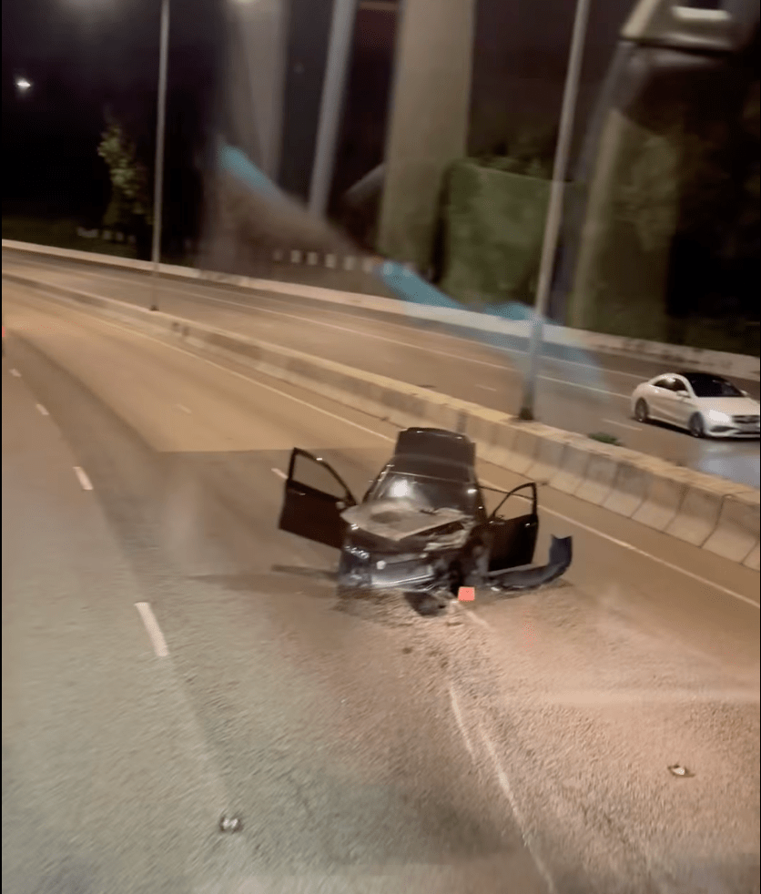 其中一輛私家車車頭損毀。Facebook 屯門公路塞車關注組影片截圖 其中一輛私家車車頭損毀。Facebook 屯門公路塞車關注組影片截圖