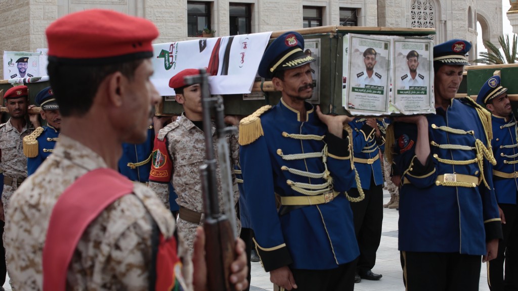 日前英美突袭也门，胡塞武装为遇难者举行集体葬礼。 美联社