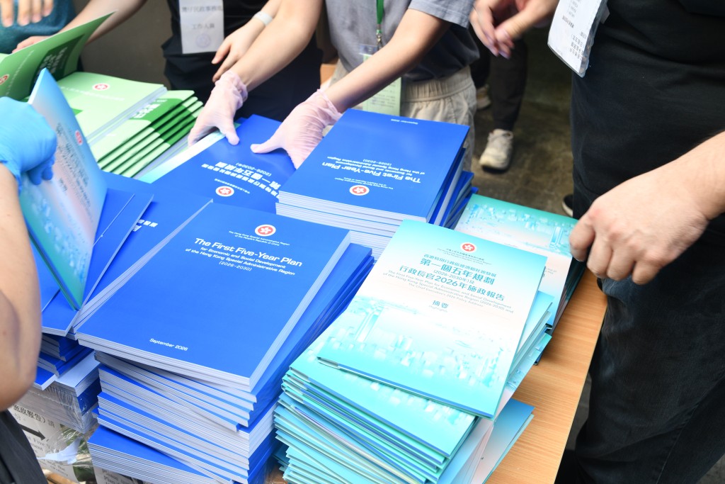 不少市民一早來到灣仔民政諮詢中心索取報告,期間更一度出現人龍。 不少市民一早來到灣仔民政諮詢中心索取報告,期間更一度出現人龍。