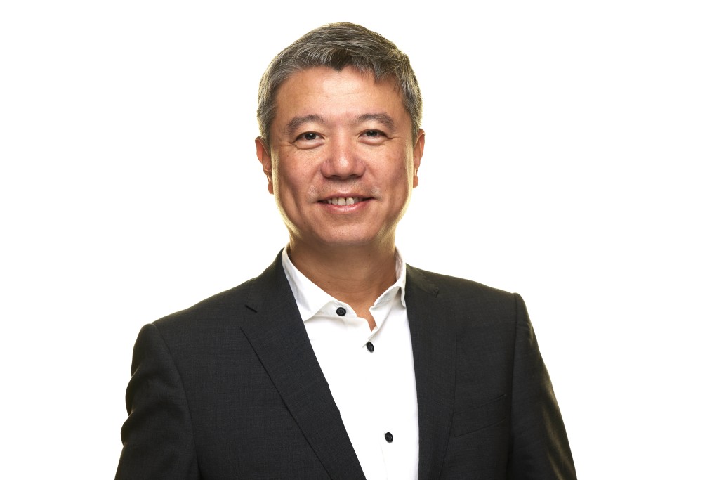 Cloudflare大中華區副總裁暨中國區總經理蔡旭輝（Xavier）接受《星島頭條》專訪時警告，香港企業必須立即告別「補丁式」防禦，以「AI對抗AI」，否則將在機器級別的非對稱戰爭中潰敗。