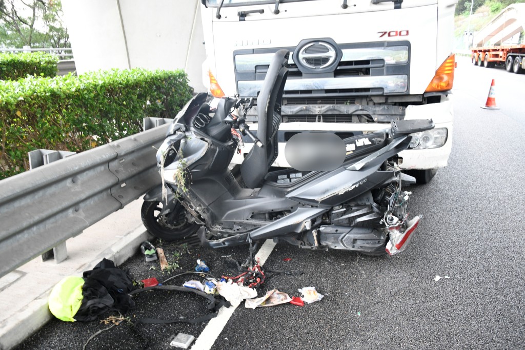 電單車嚴重損毀幾成廢鐵。楊偉亨攝 電單車嚴重損毀幾成廢鐵。楊偉亨攝