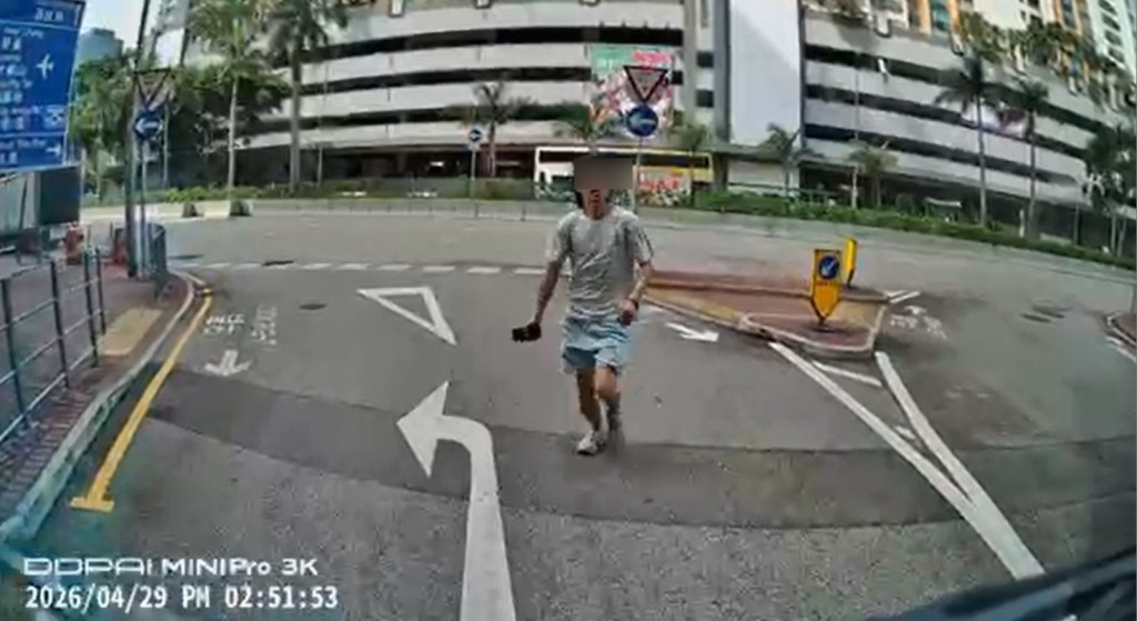 事主黃先生提供的行車記錄儀片段所見，短袖男子在遠處跑向車的方向。（受訪者提供）