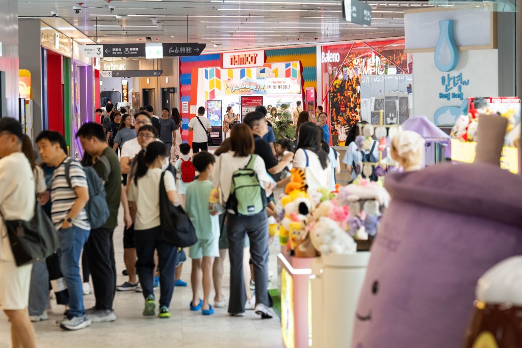為與市民共享節日喜悅，啟德零售館推出「七一慶回歸加碼獎賞」活動，吸引大批市民到訪，館內人流絡繹不絕。 
