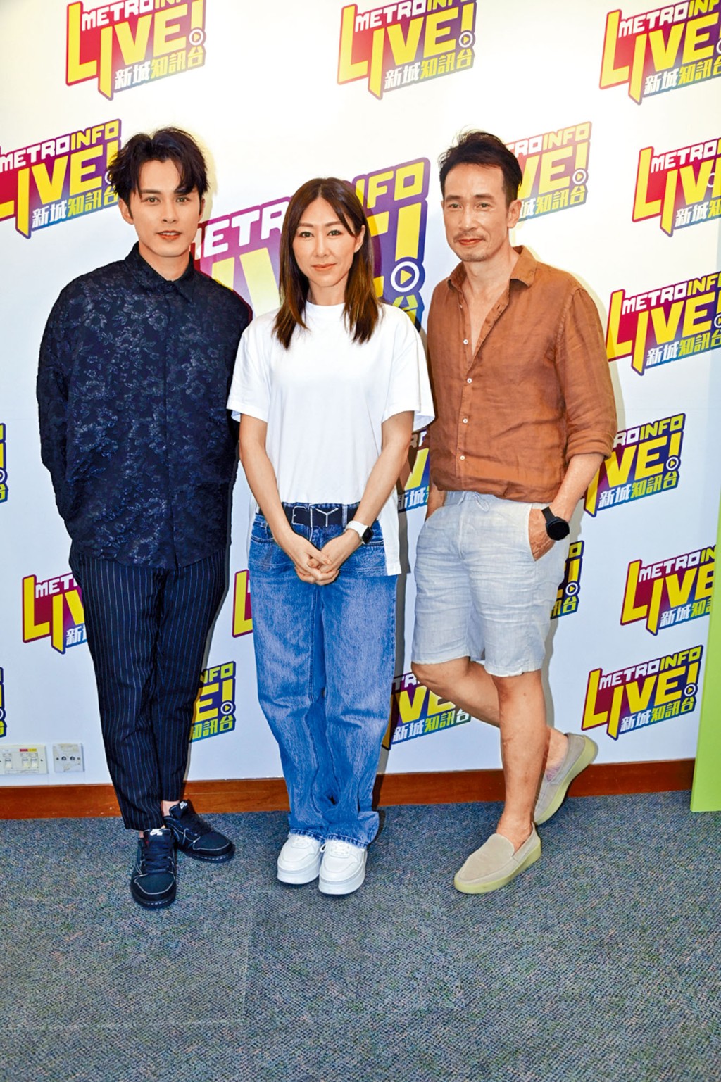 何广沛、胡定欣、陈豪齐到电台宣传新剧《破毒强人》。