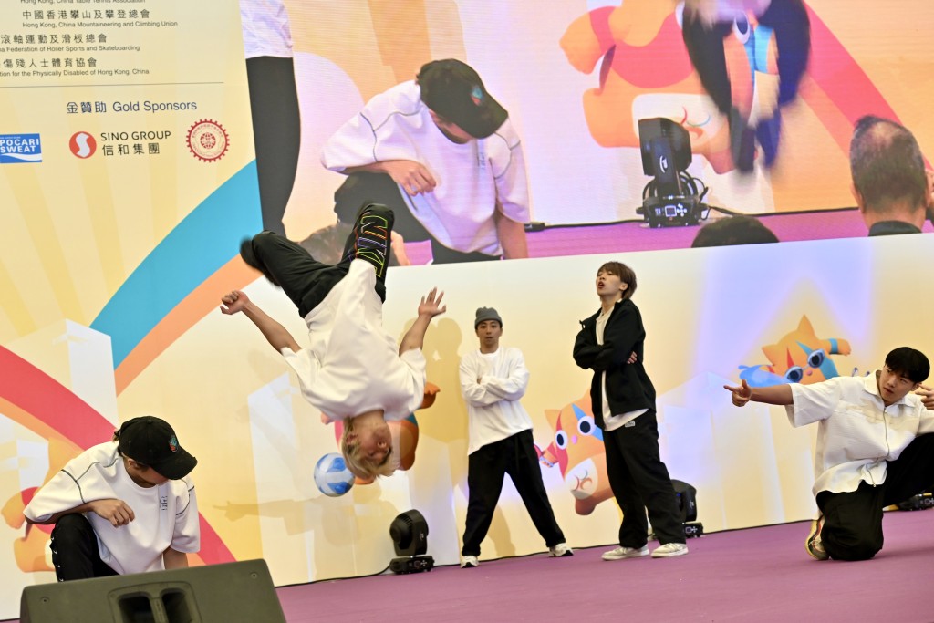 中国香港体育舞蹈总会的代表以精彩的霹雳舞表演炒热现场气氛。