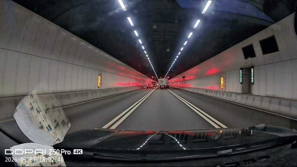 事發前貨車沿中線行駛,前方有車收慢,貨車急切右線。Facebook 車cam L(香港群組) 影片截圖 事發前貨車沿中線行駛,前方有車收慢,貨車急切右線。Facebook 車cam L(香港群組) 影片截圖