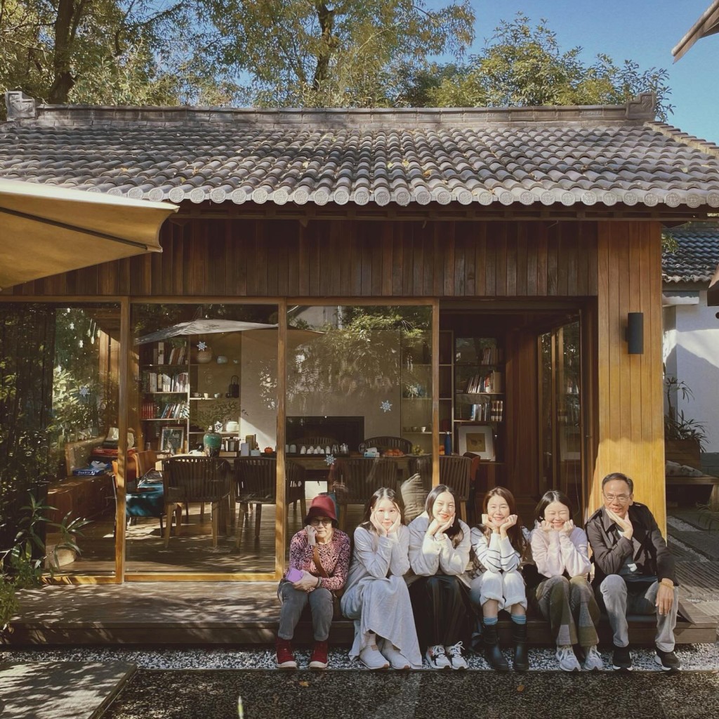 一家六口坐在充滿日式風味的小屋前大合照，好文青Feel。