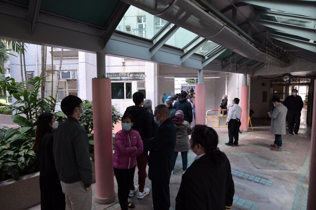 慈愛苑愛仁閣居民排隊檢測。