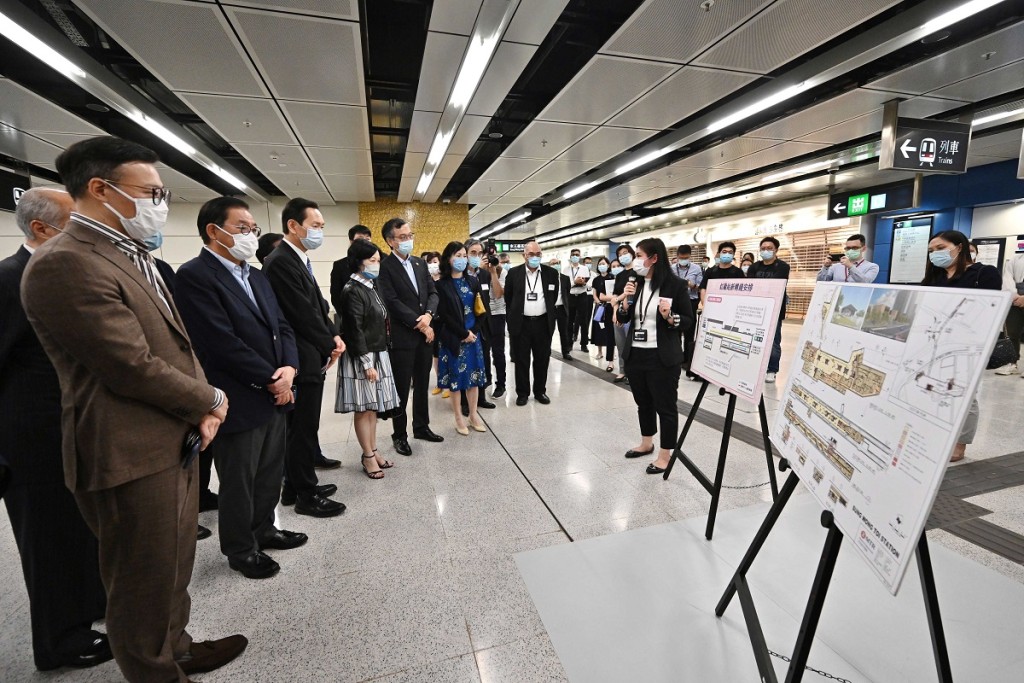 行會成員聽取港鐵代表介紹宋皇臺站的設計和日後鐵路服務的新轉線安排。政府新聞處圖片