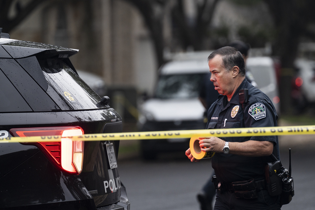 美国德州两警执行职务时遭枪击，酿1死1伤。美联社