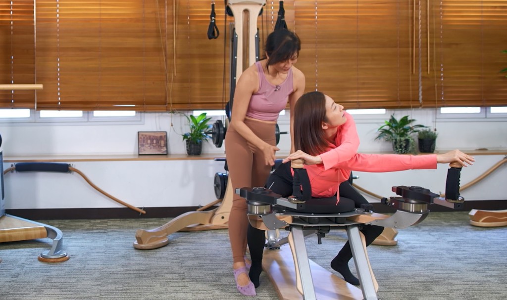 Yoyo親自學習禪柔的基礎器械運動。