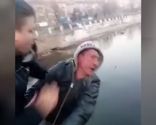 烏克蘭兩名男子為拍搞笑片段搏取點擊率，將一名陌生男子推落橋，對方因而不幸在河中溺斃。 影片截圖