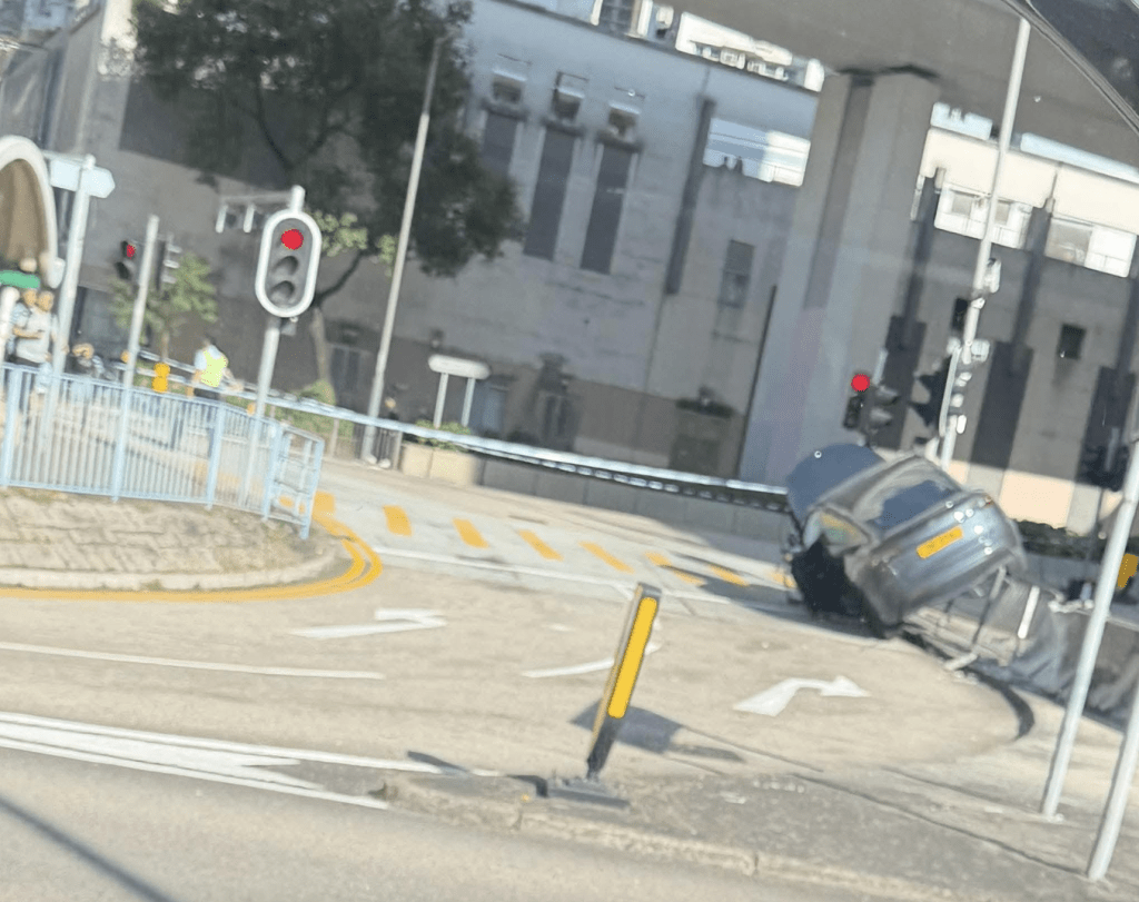 一辆Tesla电动私家车驶经牛头角道152至158号欣荣大厦对开时失事。fb@香港公共交通智库 一辆Tesla电动私家车驶经牛头角道152至158号欣荣大厦对开时失事。fb@香港公共交通智库