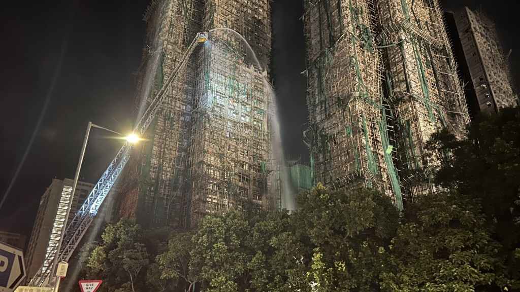 消防即時升起雲梯靠近火源位置,不斷射水撲救。蔡楚輝攝 消防即時升起雲梯靠近火源位置,不斷射水撲救。蔡楚輝攝