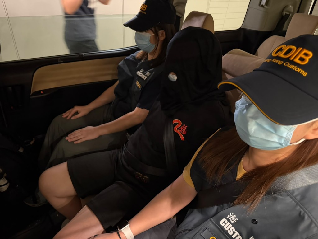 行動中,海關拘捕3名男女。曾志恒攝 行動中,海關拘捕3名男女。曾志恒攝