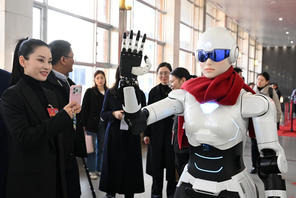 機械人記者「小安」參加安徽省兩會報道。 中新社