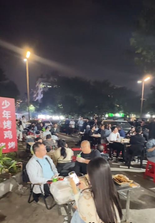 小陳年僅16歲已創業開烤雞檔，日賣百雞營收約萬元人民幣。抖音