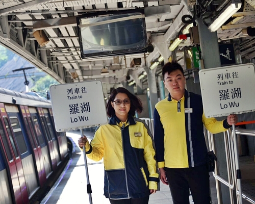 需要人手舉牌展示列車目的地。