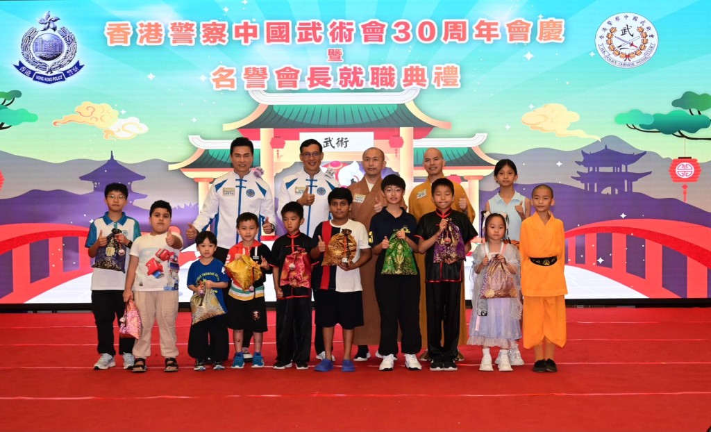 現場小朋友參與武術學習後獲得精美獎品。 現場小朋友參與武術學習後獲得精美獎品。