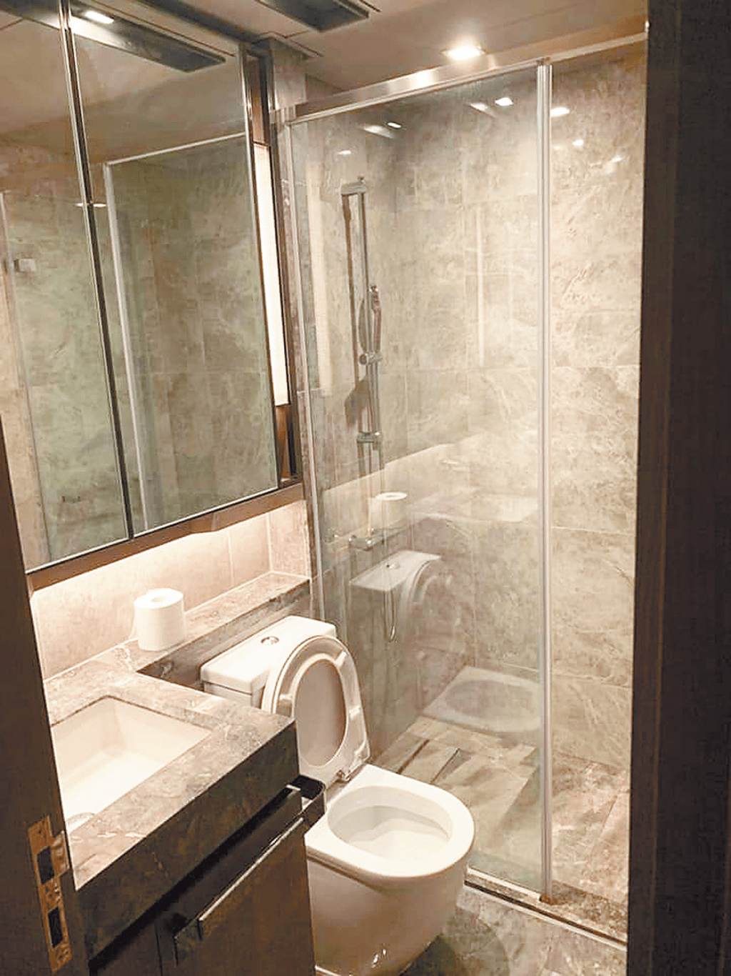 浴室墙身及地板均铺有灰调瓷砖，方便日常打理。