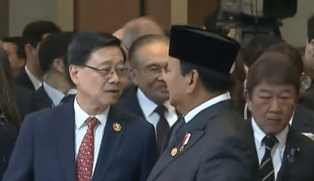 李家超與印尼總統普拉博沃交談。Youtube/ @APEC2025KOREA 畫面截圖  李家超與印尼總統普拉博沃交談。Youtube/ @APEC2025KOREA 畫面截圖